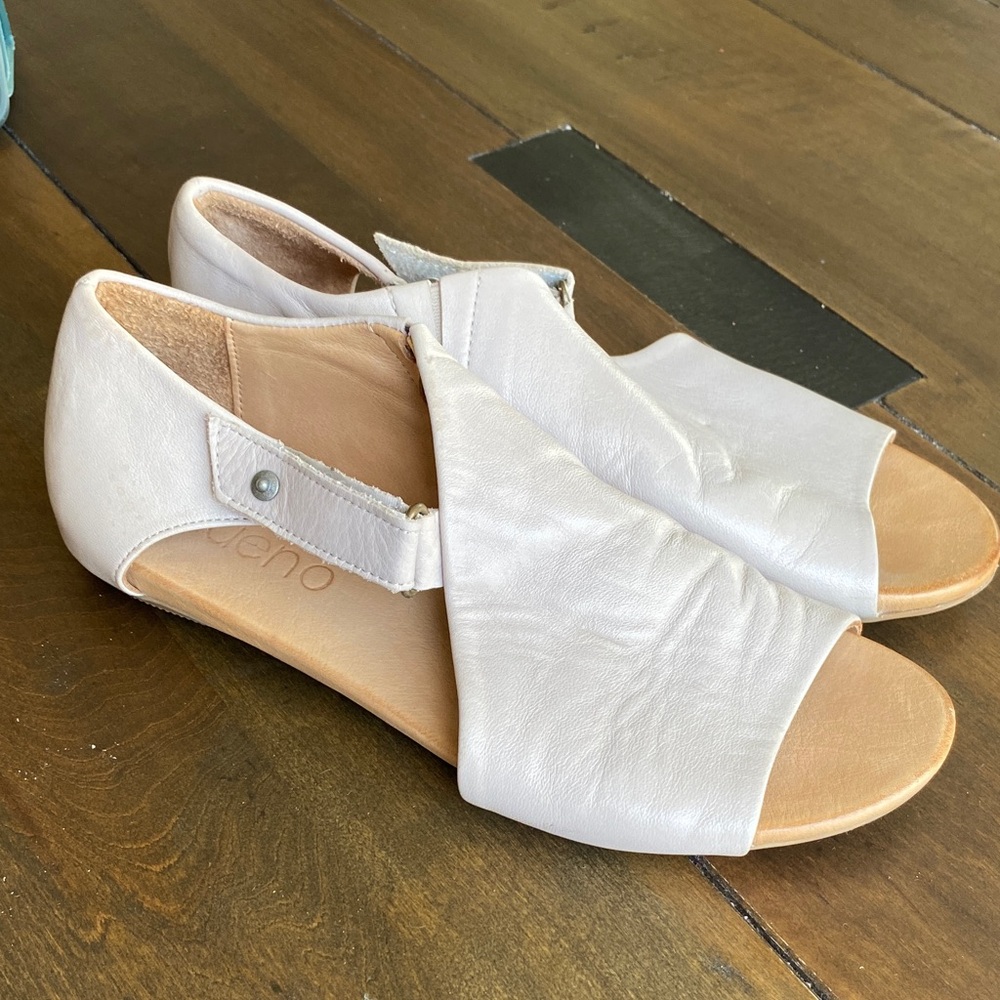 Bueno Kale Flat peep toe  Sandal (Women)